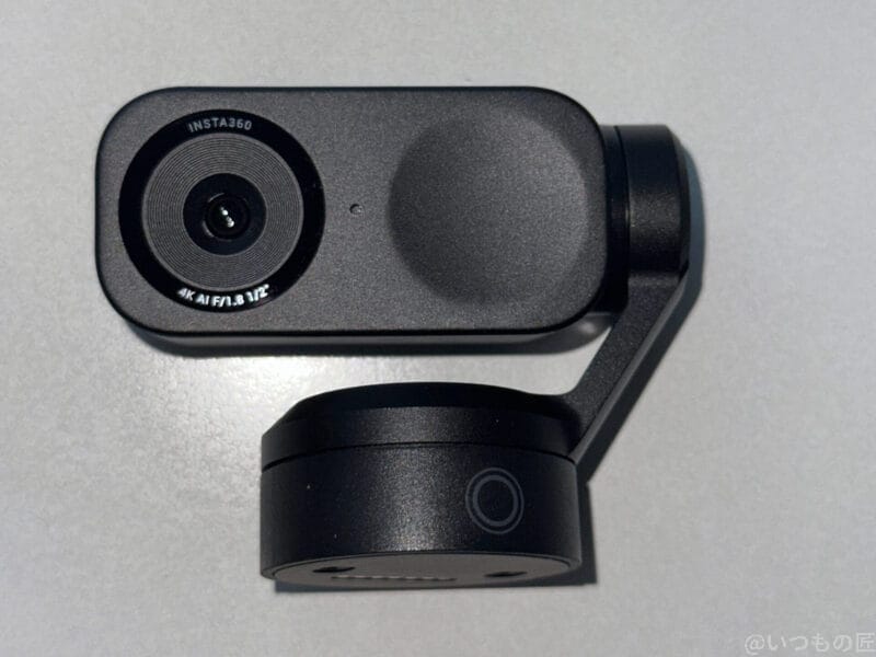 机の上に置いたinsta360 link 2 | ガジェットレビューの匠 Insta360 Link 2 レビュー 机の上に置いたInsta360 Link 2