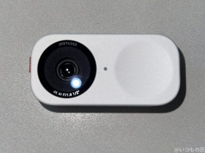 机の上のinsta360 link 2c | ガジェットレビューの匠 Insta360 Link 2C レビュー 机の上のInsta360 Link 2C