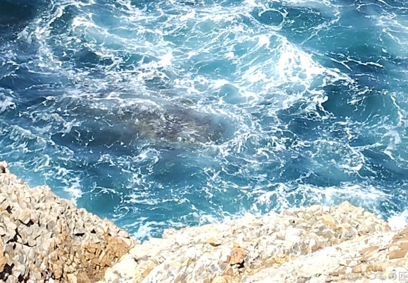 OPPO Reno13 A カメラ 波しぶきの瞬間を収めた一枚