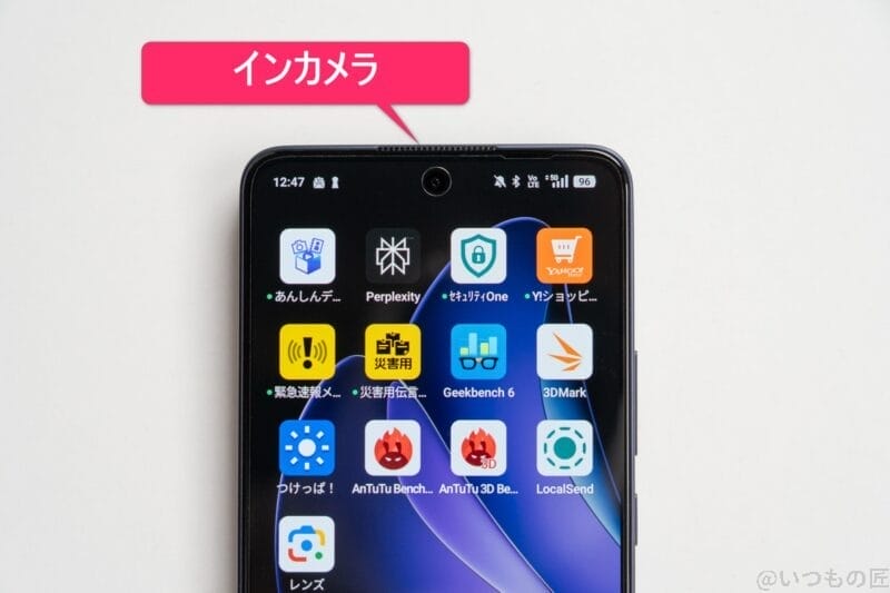 机の上のoppo reno13 a | ガジェットレビューの匠 OPPO Reno13 A カメラ 机の上のOPPO Reno13 A