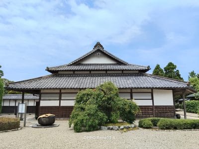 古民家の佇まいを収めた一枚 | ガジェットレビューの匠 OPPO Reno13 A カメラ 古民家の佇まいを収めた一枚