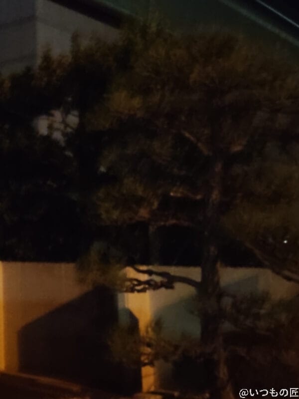 OPPO Reno13 A カメラ 建物を暗所でとらえた一枚