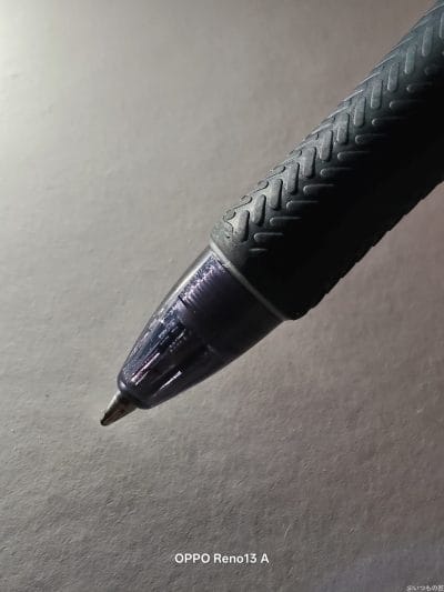 黒のボールペンの先端を接写した写真 | ガジェットレビューの匠 OPPO Reno13 A カメラ 黒のボールペンの先端を接写した写真