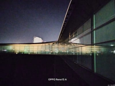闇の中に浮かぶ建物を写した夜間の一枚 | ガジェットレビューの匠 OPPO Reno13 A カメラ 闇の中に浮かぶ建物を写した夜間の一枚