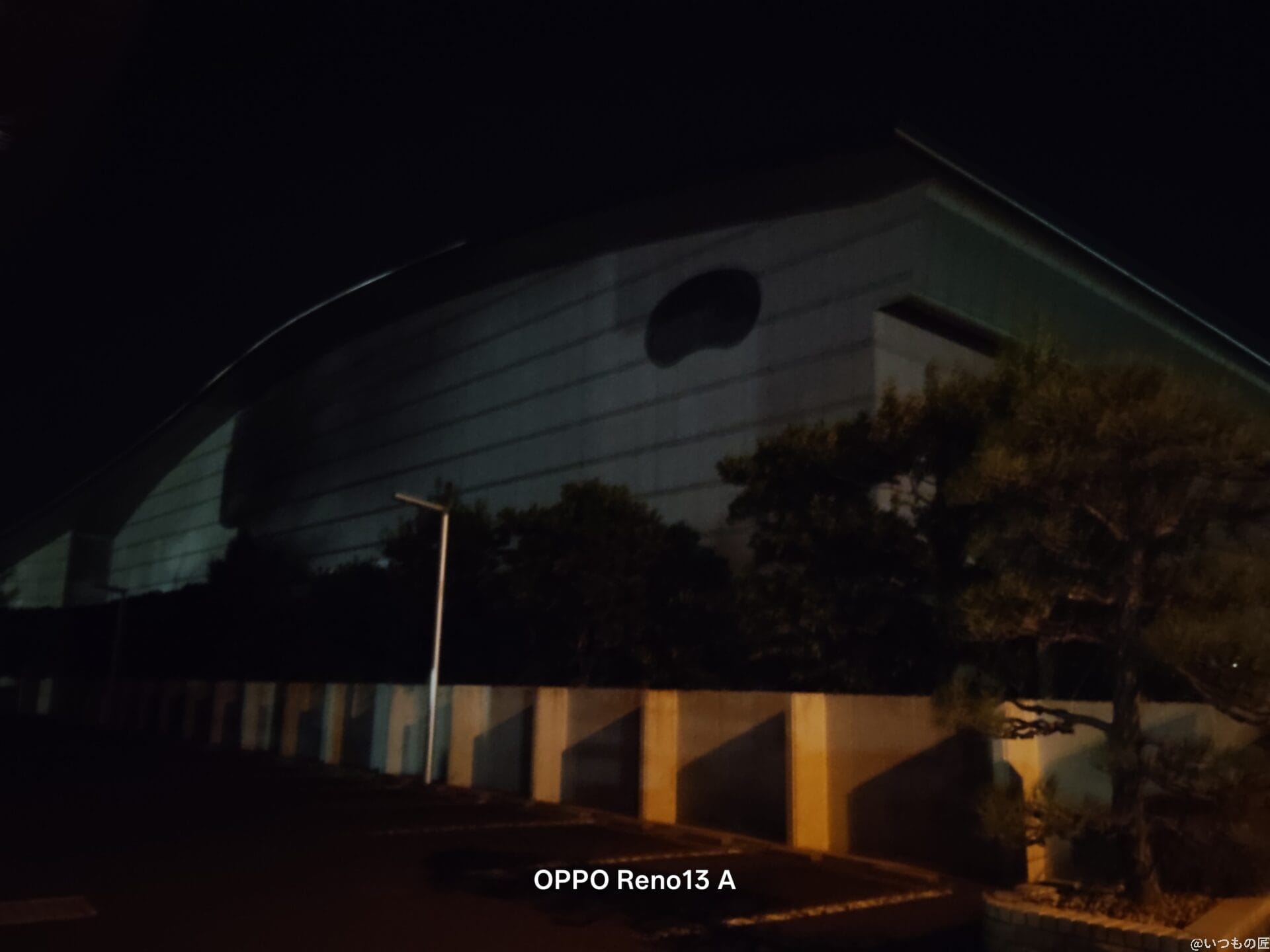 OPPO Reno13 A カメラ 建物を暗所でとらえた一枚