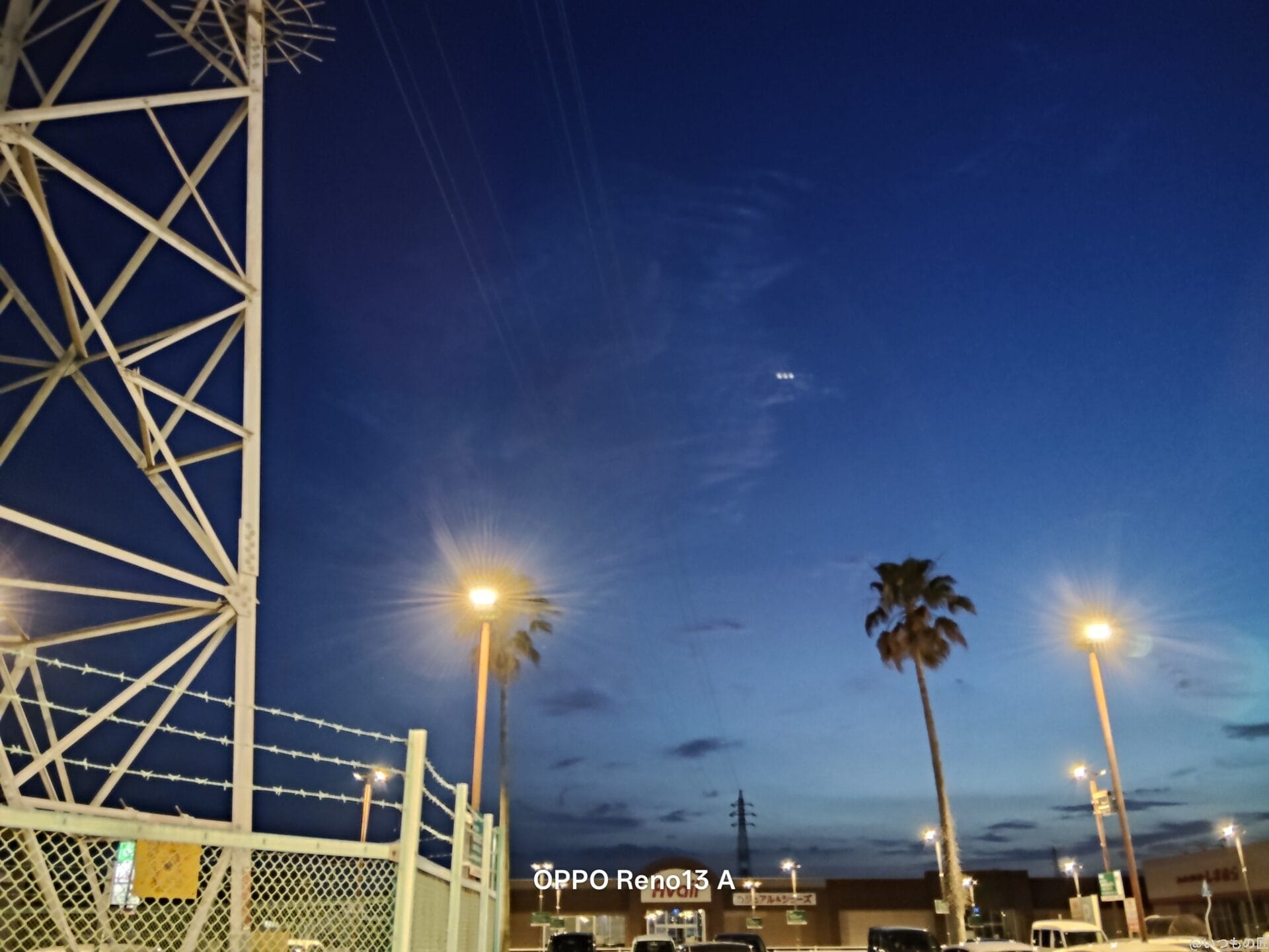 OPPO Reno13 A カメラ 薄暗い街を撮影した写真