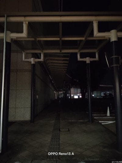 建物を写した夜間の一枚 | ガジェットレビューの匠 OPPO Reno13 A カメラ 建物を写した夜間の一枚