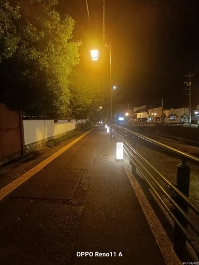 夜の街を撮影した写真 | ガジェットレビューの匠 OPPO Reno13 A カメラ 夜の街を撮影した写真