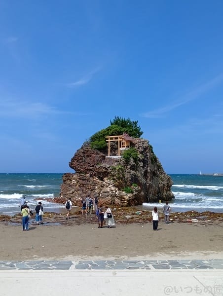 AQUOS wish5 カメラ 海にそびえたつ鳥居のある岩