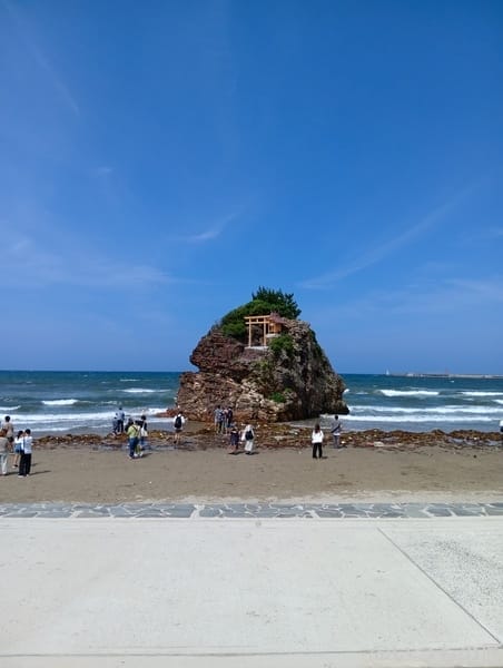 AQUOS wish5 カメラ 海にそびえたつ鳥居のある岩