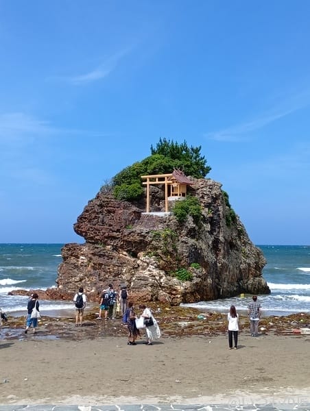 AQUOS wish5 カメラ 海にそびえたつ鳥居のある岩