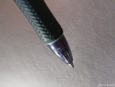 黒いボールペンのペン先 | ガジェットレビューの匠 AQUOS wish5 カメラ 黒いボールペンのペン先