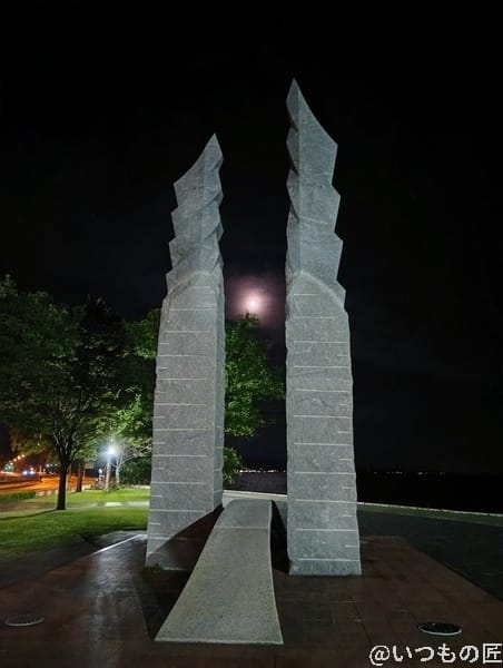 AQUOS wish5 カメラ 月夜にたたずむグレーのオブジェ