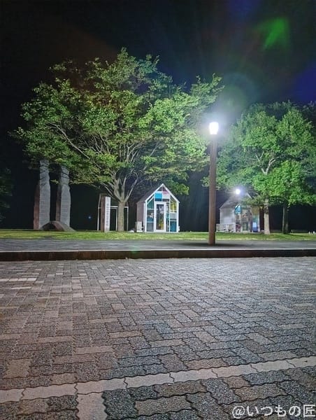 AQUOS wish5 カメラ 夜のガラス張りの小屋