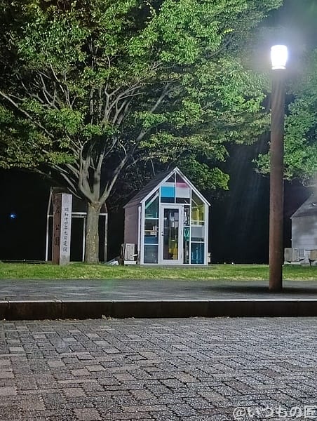 AQUOS wish5 カメラ 夜のガラス張りの小屋