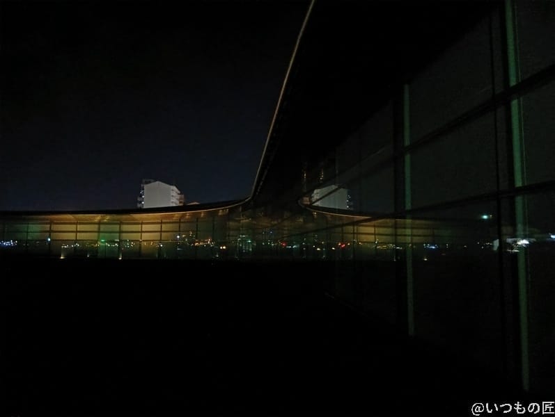 AQUOS wish5 カメラ 窓ガラスに映るビル