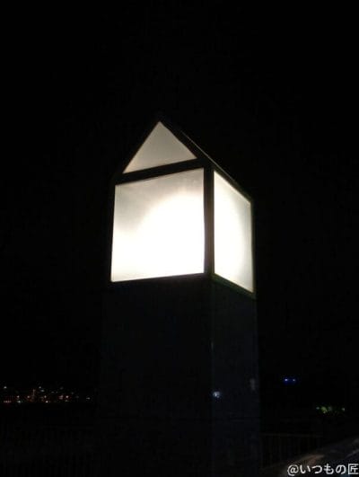 暗闇で光る照明灯 | ガジェットレビューの匠 AQUOS wish5 カメラ 暗闇で光る照明灯