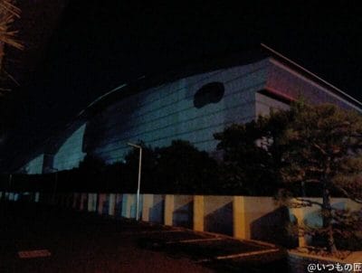 夜間に屋外で撮影した建物 | ガジェットレビューの匠 AQUOS wish5 カメラ 夜間に屋外で撮影した建物