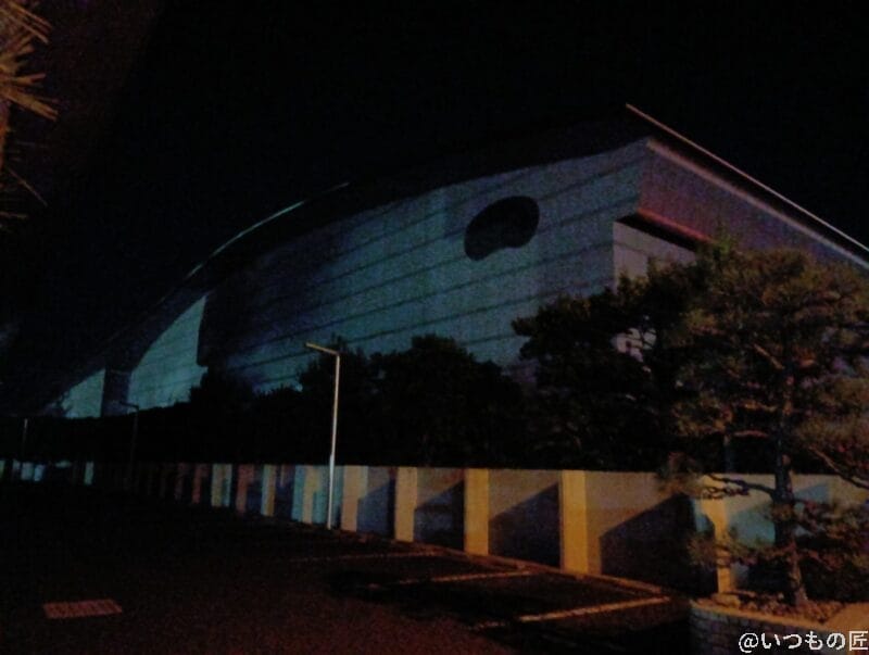 AQUOS wish5 カメラ
夜間に屋外で撮影した建物