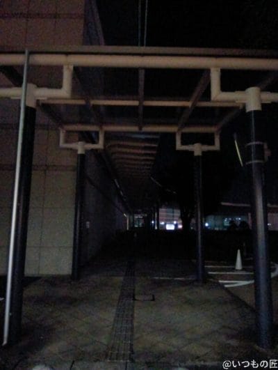 夜間の建物内部 | ガジェットレビューの匠 AQUOS wish5 カメラ 夜間の建物内部