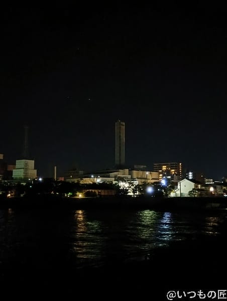 AQUOS wish5 カメラ 夜の海沿いから見えるビル街