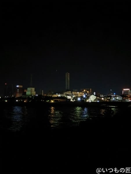 AQUOS wish5 カメラ 夜の海沿いから見えるビル街