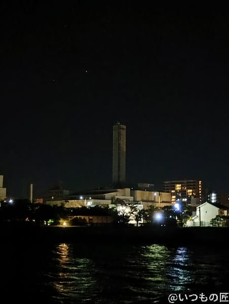 AQUOS wish5 カメラ 夜の海沿いから見えるビル街