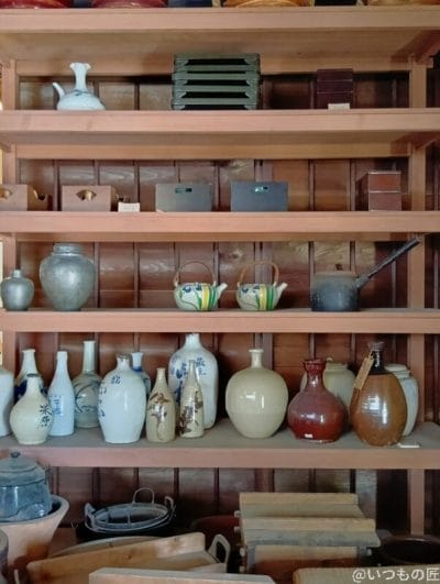 室内の棚に置かれた陶器 | ガジェットレビューの匠 AQUOS wish5 カメラ 室内の棚に置かれた陶器