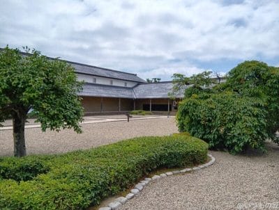 歴史を感じさせる古い屋敷の庭 | ガジェットレビューの匠 AQUOS wish5 カメラ 歴史を感じさせる古い屋敷の庭