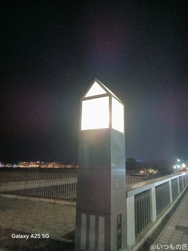 AQUOS wish5 カメラ 暗闇で光る照明灯