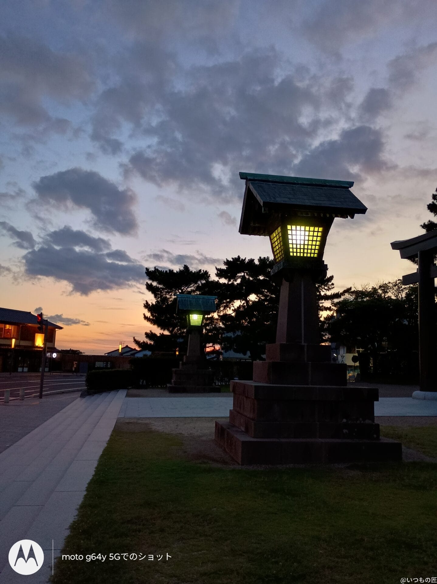 moto g66y 5G カメラ
夕暮れにたたずむ灯篭