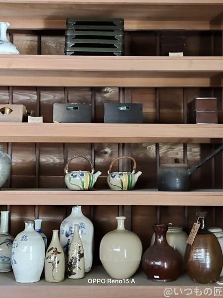 OPPO Reno13 A カメラ 室内の棚に置かれる陶器