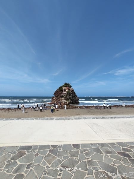 OPPO Reno13 A カメラ 浜辺にある祠が祀られた岩