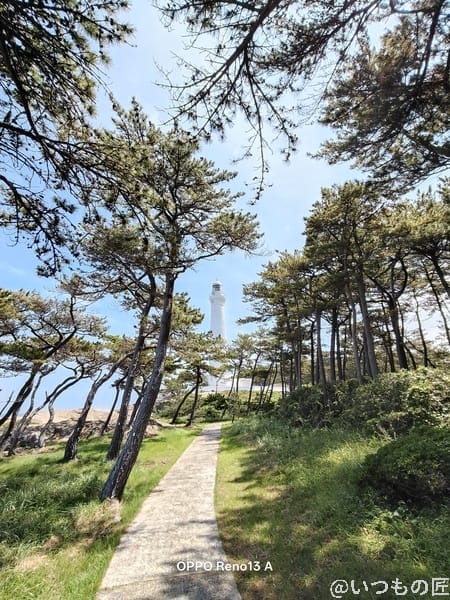 OPPO Reno13 A カメラ 晴天下の白い塔