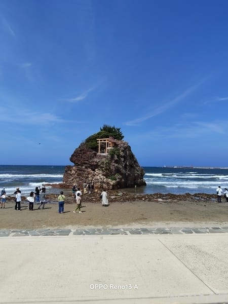 OPPO Reno13 A カメラ 浜辺にある祠が祀られた岩