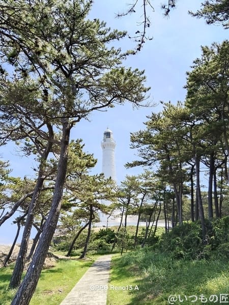 OPPO Reno13 A カメラ 晴天下の白い塔
