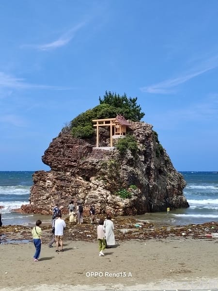 OPPO Reno13 A カメラ 浜辺にある祠が祀られた岩