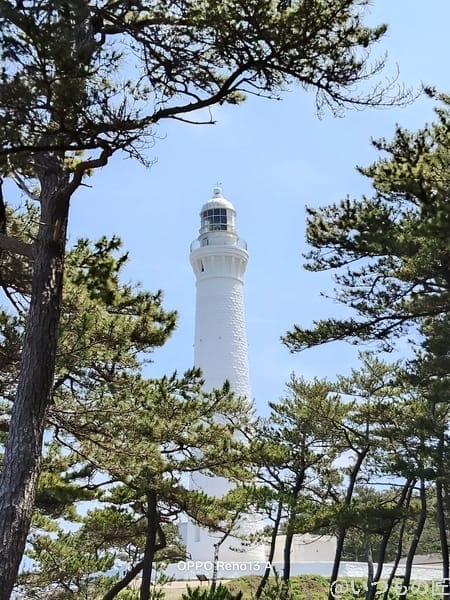 OPPO Reno13 A カメラ 晴天下の白い塔