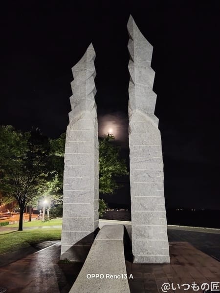 OPPO Reno13 A カメラ 夜に撮ったグレーの屋外オブジェ