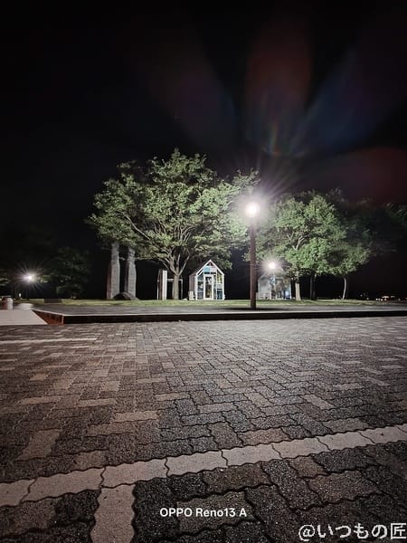 OPPO Reno13 A カメラ 夜にたたずむガラス張りの小屋