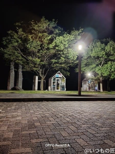 OPPO Reno13 A カメラ 夜にたたずむガラス張りの小屋