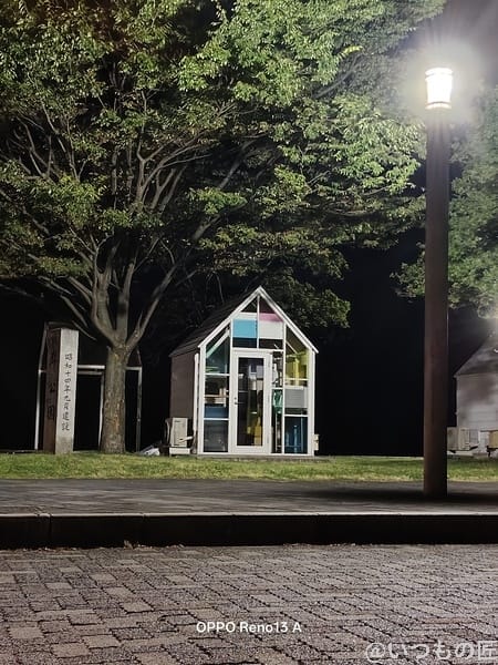 OPPO Reno13 A カメラ 夜にたたずむガラス張りの小屋