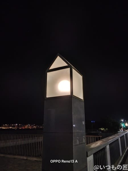 OPPO Reno13 A カメラ 暗闇で光る照明灯
