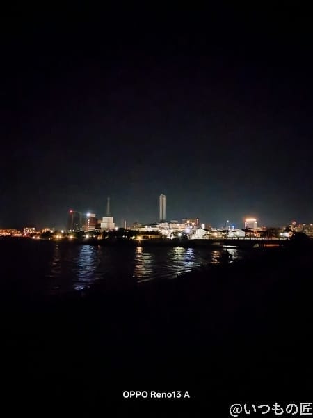 OPPO Reno13 A カメラ 夜の浜辺から見える街並み