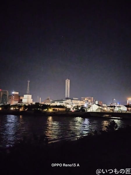 OPPO Reno13 A カメラ 夜の浜辺から見える街並み