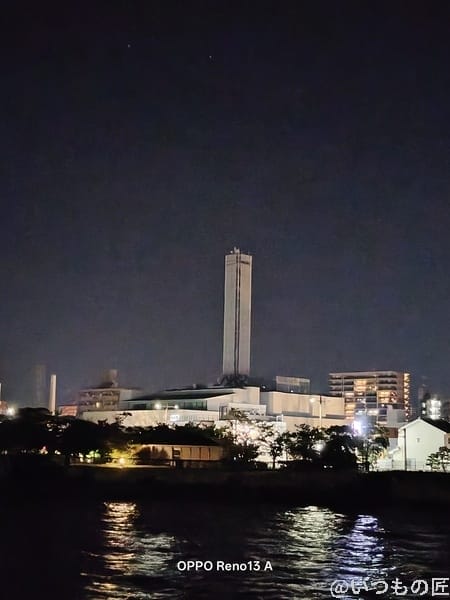 OPPO Reno13 A カメラ 夜の浜辺から見える街並み