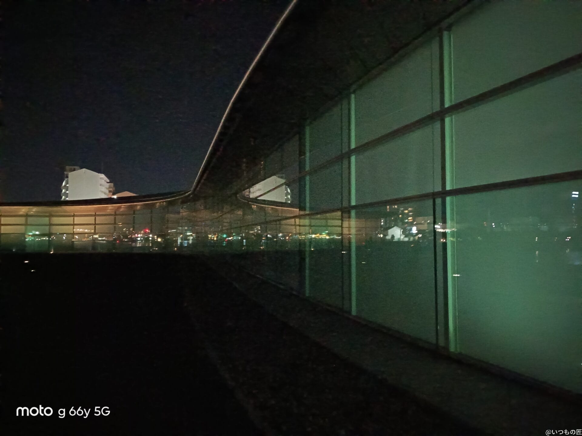 moto g66y 5G カメラ ガラス張りの建物内部を夜間撮影した写真