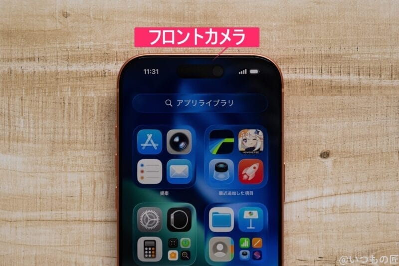木製の机の上に置かれたiphone 17 pro | ガジェットレビューの匠 iPhone 17 Pro カメラ 木製の机の上に置かれたiPhone 17 Pro