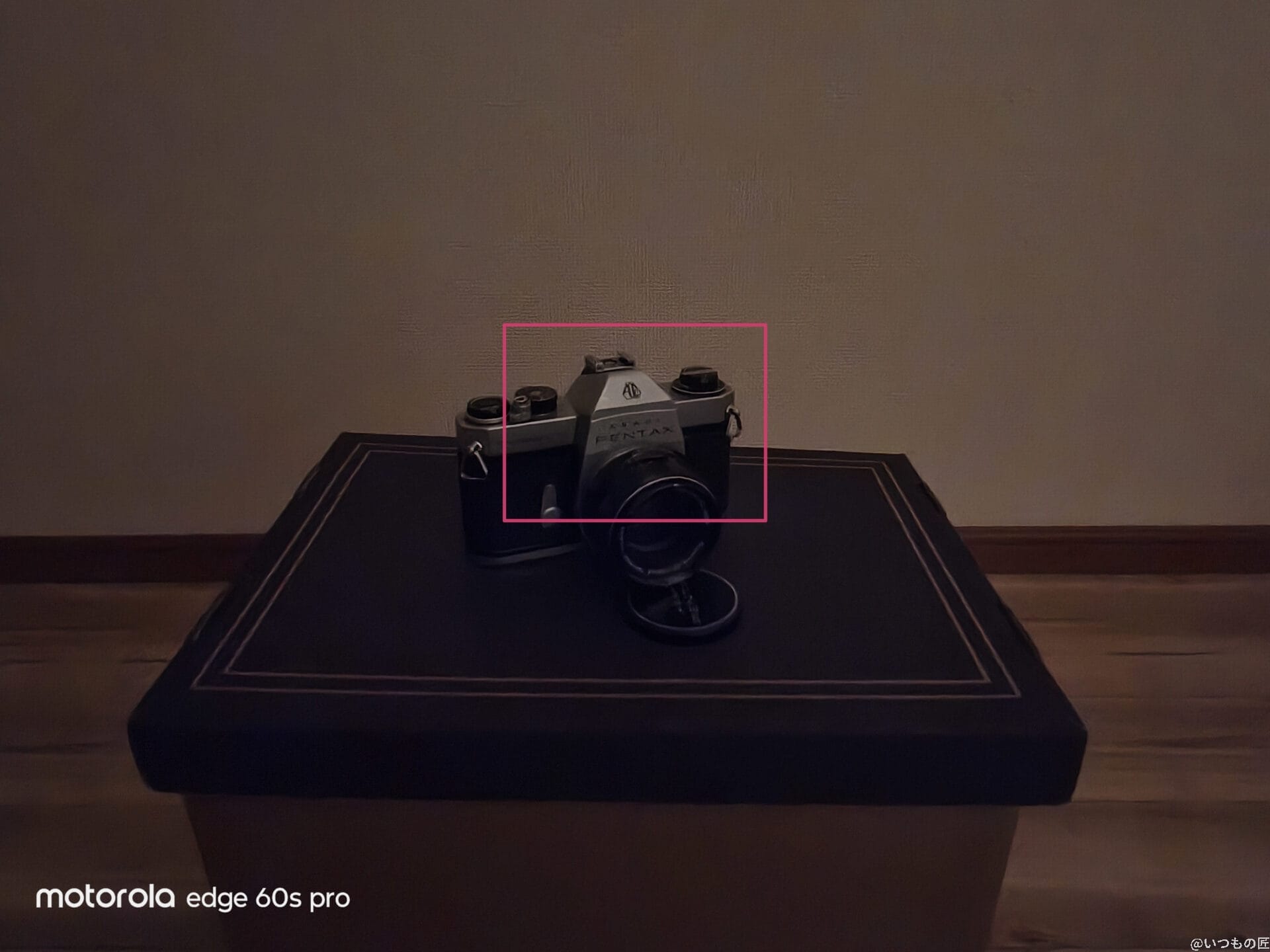 motorola edge 60s pro カメラ
暗所の屋内に置かれたフィルムカメラ