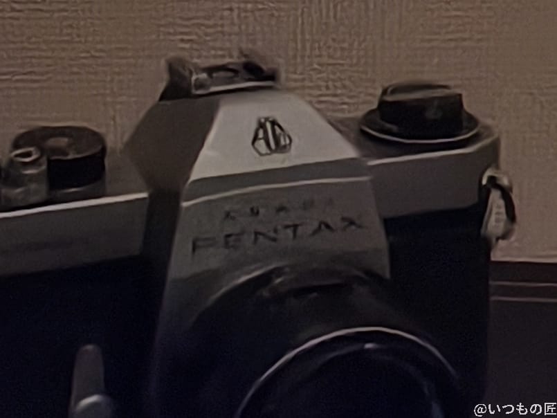 motorola edge 60s pro カメラ
暗所の屋内に置かれたフィルムカメラ